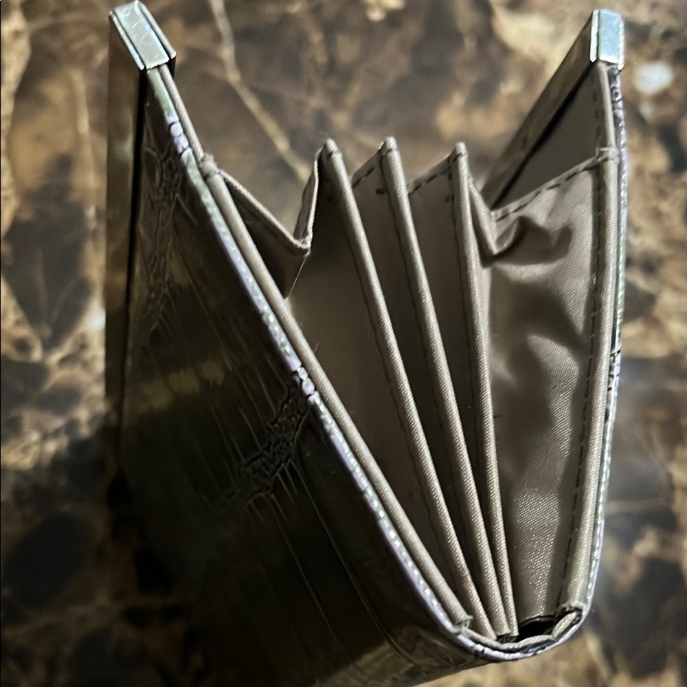 Elegant Crocodile-Embossed Clutch - Picture 3 of 3